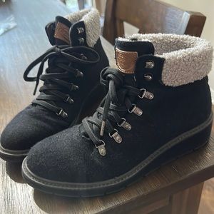 Dr. Scholls lace up ankle bootie